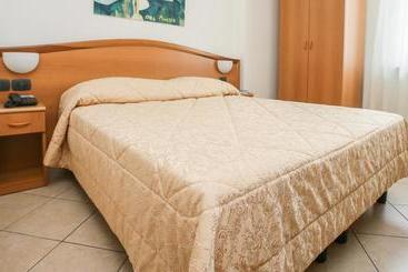 هتل Albergo Etico Asti
