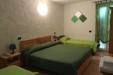 Отель Albergo Quattro Pini