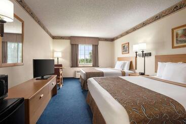 فندق Travelodge By Wyndham Fort Scott