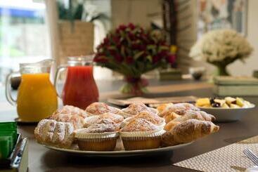 Hotel Monza City Rooms & Studios