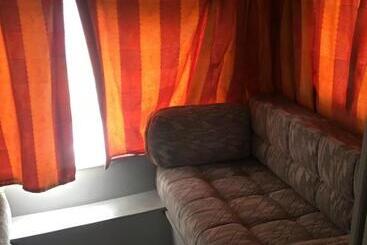 מלון כמוסות Campervan Ehu Derry