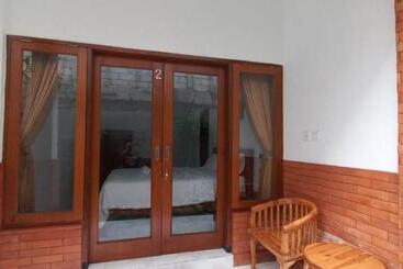 پانسیون The East Land Rooms