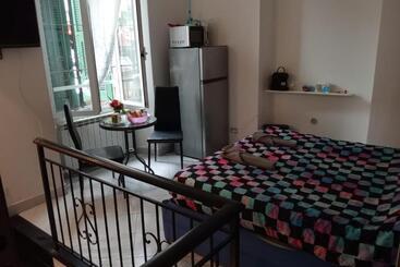 تختخواب و صبحانه Alma