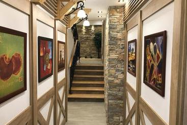 هتل Villa Natural Wood