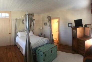 Historic Seaton Springs Farm B&b & Wedding Venue   James Tipton Upstairs Queen Room   Ask About Even