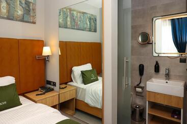 Hotel Gardenmode Airport