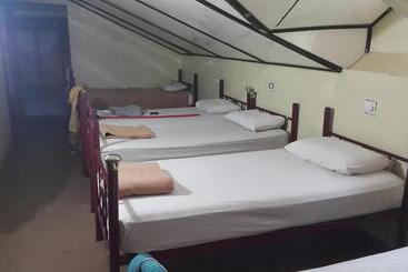 هاستل Alora Budget Inn