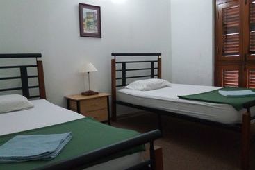 הוסטל Hutton Suites
