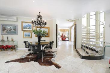 تختخواب و صبحانه Francolin Manor