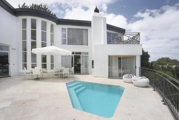 تختخواب و صبحانه Francolin Manor