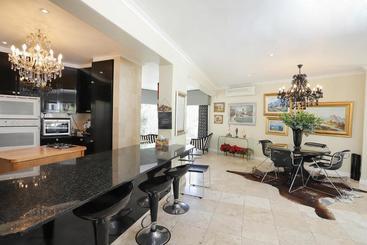 تختخواب و صبحانه Francolin Manor