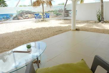 تختخواب و صبحانه Bnbbonaire Near The Ocean