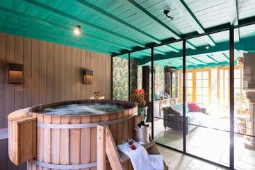 تختخواب و صبحانه Exclusive Suites The Secret Garden