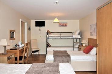 تختخواب و صبحانه The Connaught Inn