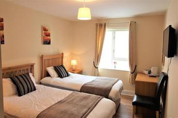 تختخواب و صبحانه The Connaught Inn