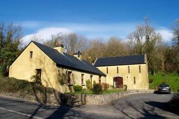 تختخواب و صبحانه Woodbine Cottage
