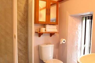 تختخواب و صبحانه Woodbine Cottage