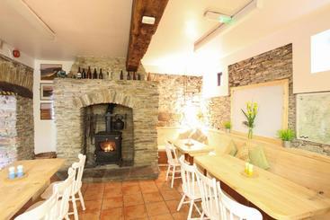 Moville Boutique Hostel & Apartments
