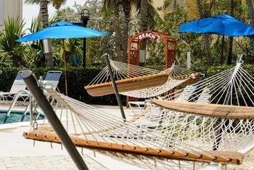 هتل Hampton By Hilton Grand Cayman Seven Mile Beach