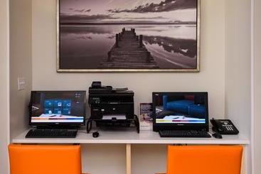 هتل Hampton By Hilton Grand Cayman Seven Mile Beach