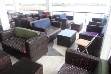 هتل Ocean Breeze Suites