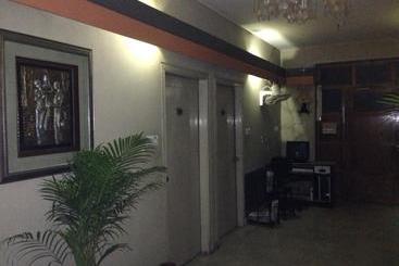 هتل Red Chillies Restaurant And Guest House