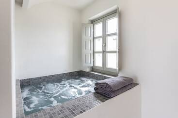 هتل آپارتمان Frescoes Luxury Suites