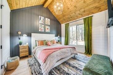 بيت ريفى Chic Forest Hideaway In Broken Bow W/ Hot Tub