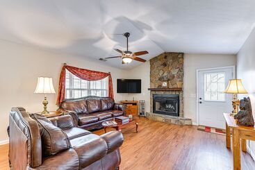 별장 Idyllic Creekside Hayesville Home W/ Fire Pit
