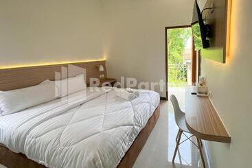 ホテル Jenggo Riverside Mitra Reddoorz Near Kampung Inggris Pare