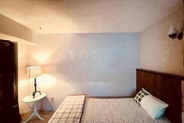 פנסיון Cozy Carpeted Private Shared Room With Fireplace