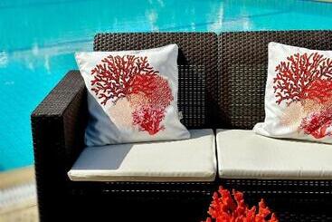 تختخواب و صبحانه The Home By An