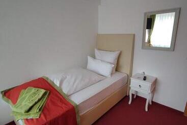 ペンション Room In Guest Room   Comfortable Single Room With Shared Bathroom And Kitchen