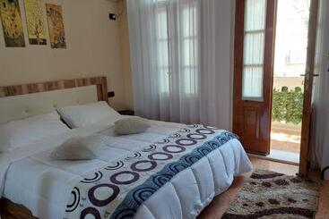 تختخواب و صبحانه Godard Apartments