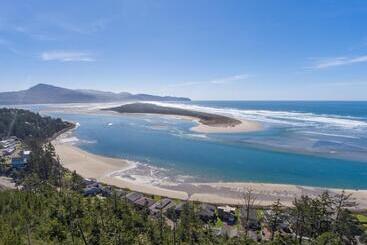 호텔 Shoreline Solace: Ocean View Townhouse Tillamook