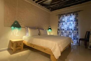 تختخواب و صبحانه Hanaia House