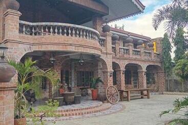 فندق Mount Pinatubo Base Camp At Balai Hermogina