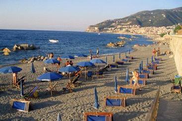 استراحتگاه Villaggio Hotel Club Calanovellamare