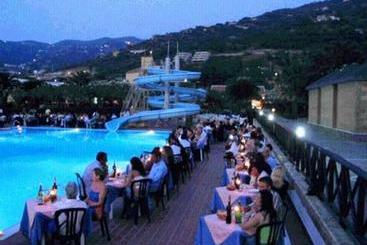 استراحتگاه Villaggio Hotel Club Calanovellamare