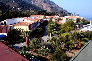 استراحتگاه Villaggio Hotel Club Calanovellamare