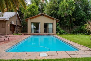 צימר Riverbank Lodge