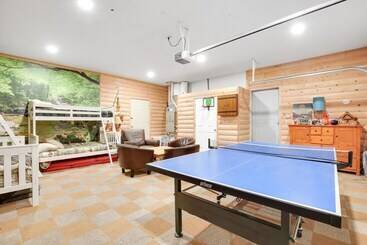بيت ريفى Peaceful Rhododendron Cabin W/ Fire Pit & Hot Tub!