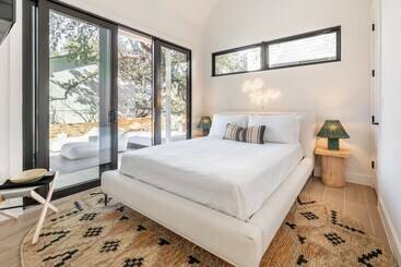 Сельский дом Henley By Avantstay Plunge Pool, Incredible Patio & Guest House!
