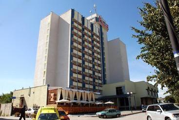 7 Days Hotel Kamyanets Podilskyi