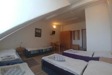 هاستل Kv Apartmans Varšavská