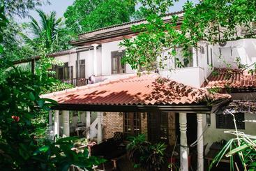 تختخواب و صبحانه Kadolana Guest House