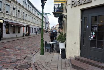 هتل Radharanė
