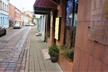 هتل Radharanė