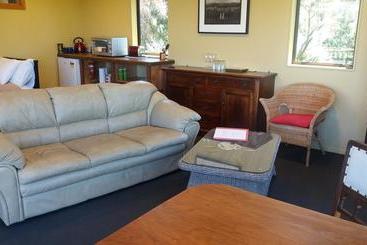 تختخواب و صبحانه Misty River Retreat