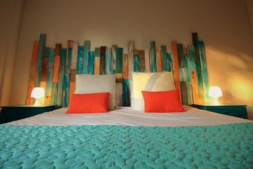 Cascais Cool Hostel Suites & Pool